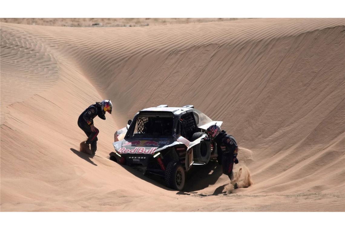 Bilder des Tages Goncalo Gurreiro und Beifahrer Cadu Sachs sind bei der Rallye Dakar im Wüstensand steckengeblieben.