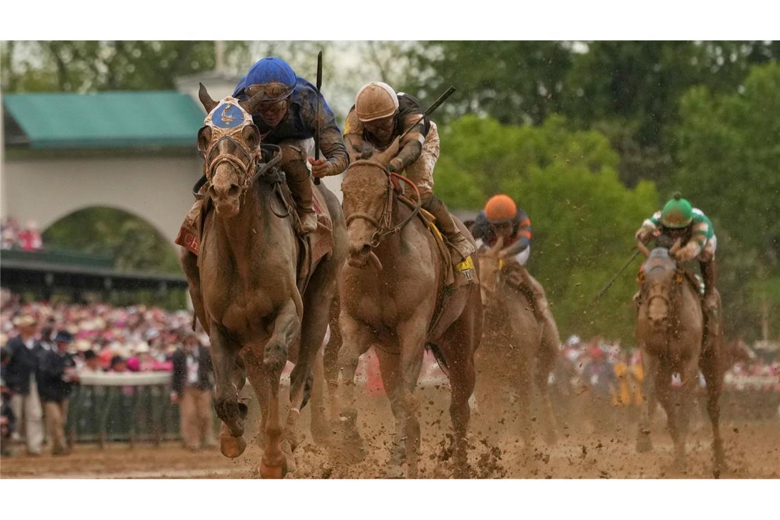 Bilder des Tages Good Cheer, geritten von Luis Saez, links, steuert auf die Ziellinie zu, um das 151. Kentucky Oaks Pferderennen in Churchill Downs in Louisville, Kentucky, zu gewinnen. Nach Regenfällen über der Rennbahn ist das Geläuf sehr matschig geworden.