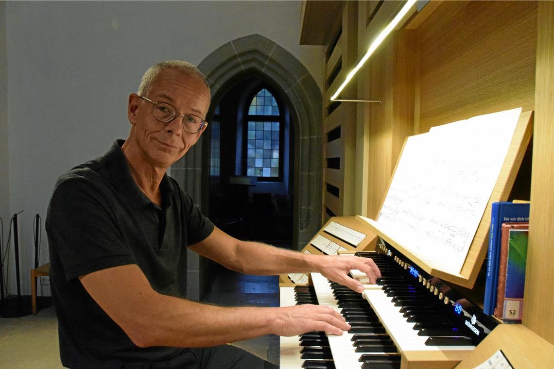 Gottfried Mayer kennt die Mühleisen-Orgel wie kein anderer. Die Werke für sein Konzert hat er kunstvoll ausgewählt und mit der Präsentation auch die Potenziale des Instruments hörbar gemacht. Foto: Elisabeth Klaper