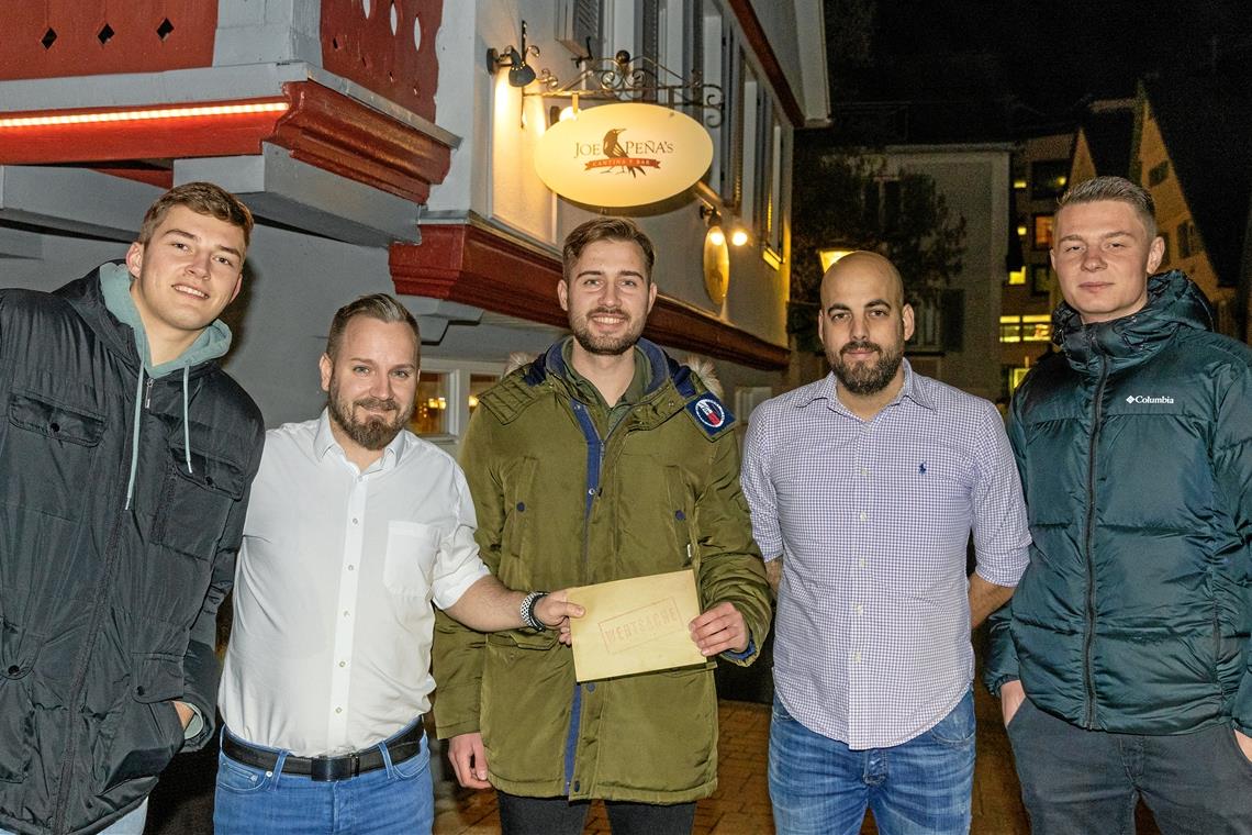 Glückliche Sieger des WM-Tippspiels stehen fest Gountoulas Athanasios (Zweiter von links) und Hrisowalantis Befikis (Zweiter von rechts) vom mexikanischen Restaurant übergaben an die Backnanger Tipper Timo Dorn (links), Rene Wieczorek (Mitte) und Levente Pir den Gutschein. Bei der Preisübergabe war Christoph Dorn verhindert. Foto Alexander Becher