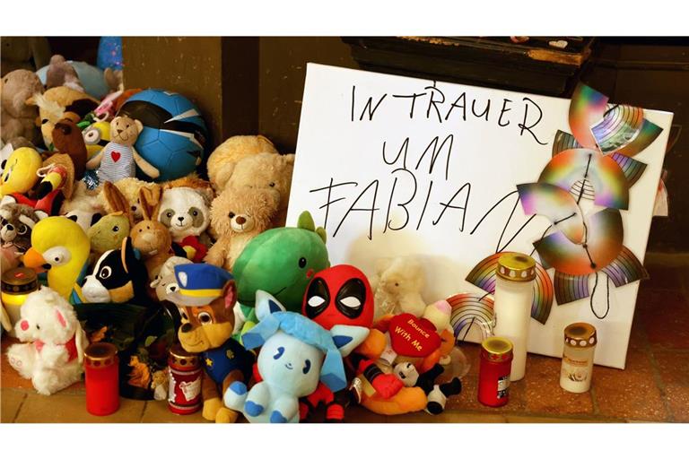 Grablichter und Plüschtiere im Gedenken an den getöteten achtjährigen Fabian. Der Anwalt der  festgenommenen Tatverdächtigen will die Entlassung seiner Mandantin erwirken (Archivfoto).