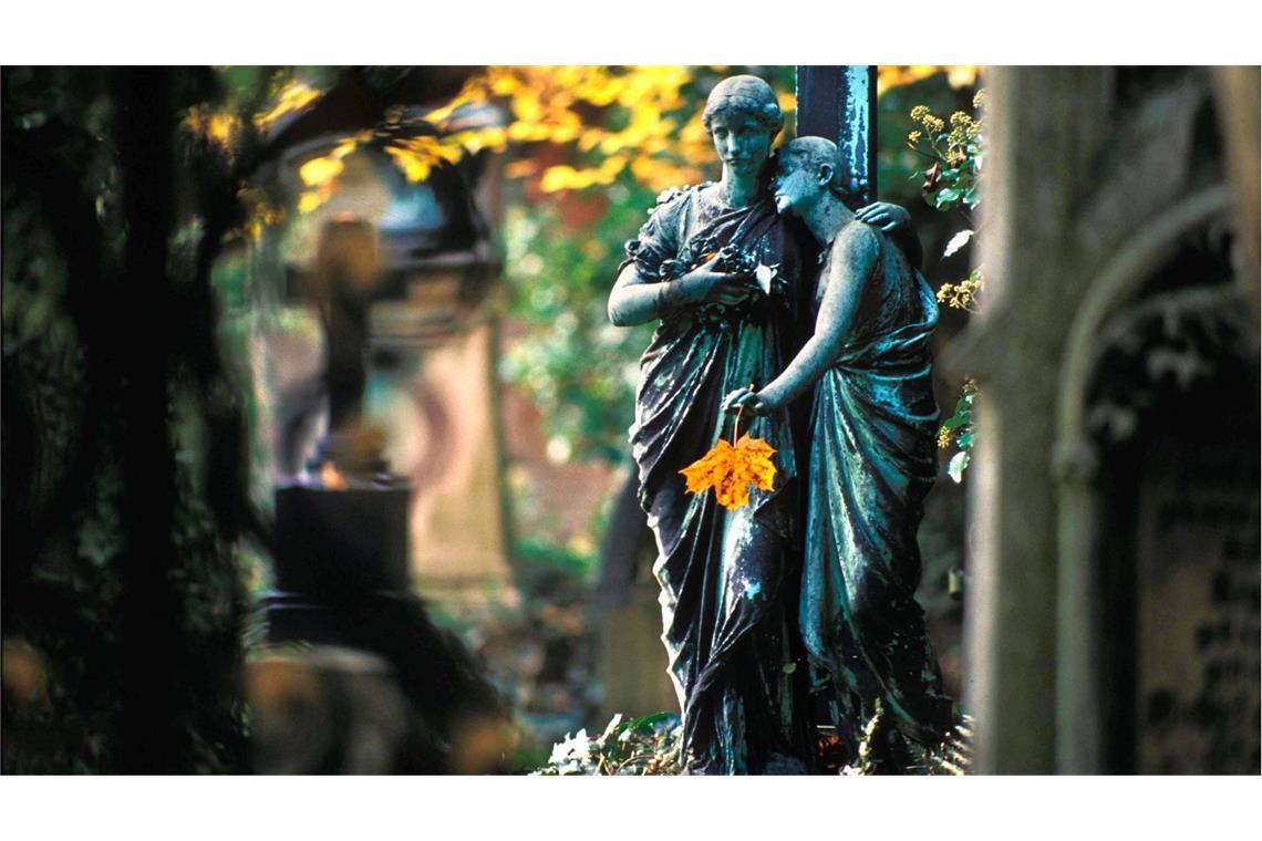 Warum der November der Monat des Totengedenkens ist Grabskulptur auf dem Alten Südfriedhof in München.