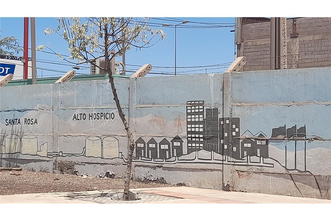 Mit Nebel gegen Wasserknappheit Graffiti in Alto Hospicio, das zeigt, wie die Stadt derzeit mit Wasser versorgt wird.