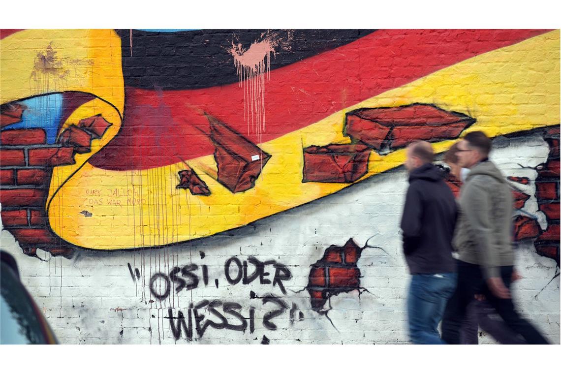 Weg mit dem Ostbeauftragten! Graffito in Berlin: Auch 35 Jahre nach der Wende wird über die Ost und West diskutiert.