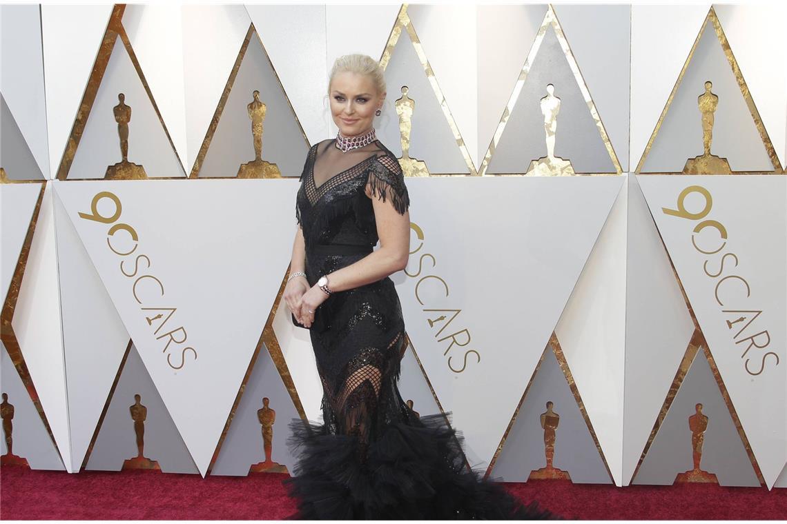 Die schlimmsten Oscar-Kleider aller Zeiten Grandios gescheitert bei der Kleiderwahl: Glitzer, Bling und Tüllschleppe – zu viel von allem präsentierte Skistar <b>Lindsey Vonn 2018</b> bei den Oscars.