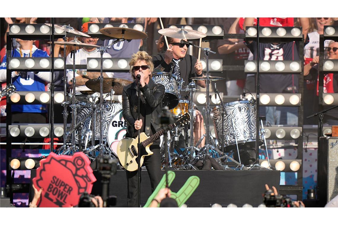 Green Day traten vor der Partie auf und spielten mehrere ihrer Hits.
