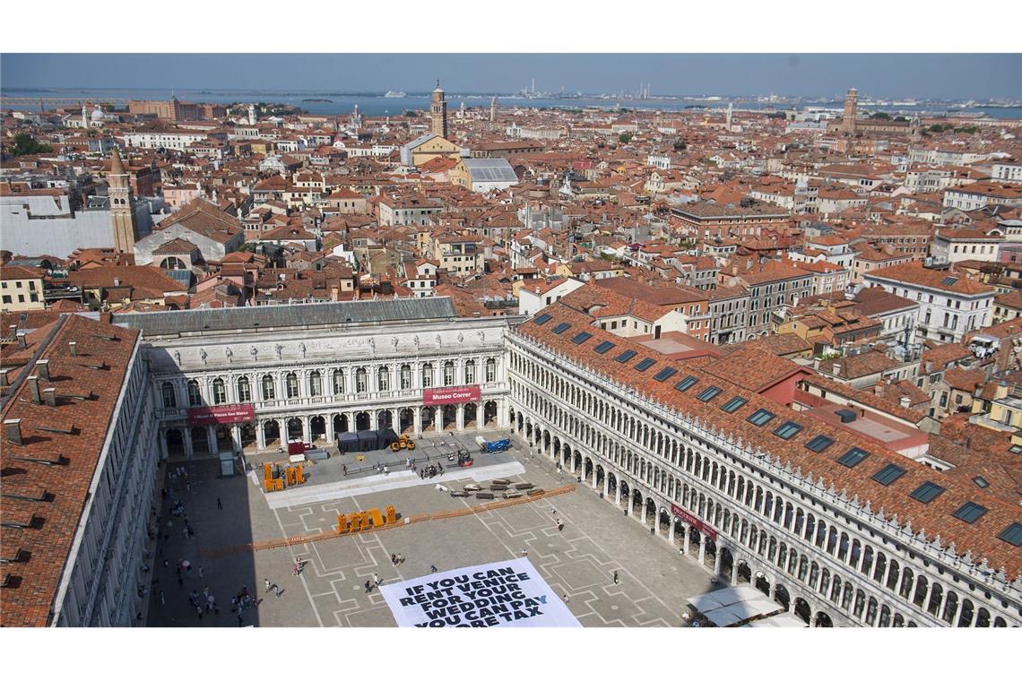 Amazon-Gründer Bezos und Braut zu Hochzeit eingetroffen Greenpeace protestiert mit einem großen Transparent auf dem Markusplatz in Venedig gegen die Bezos-Hochzeit.