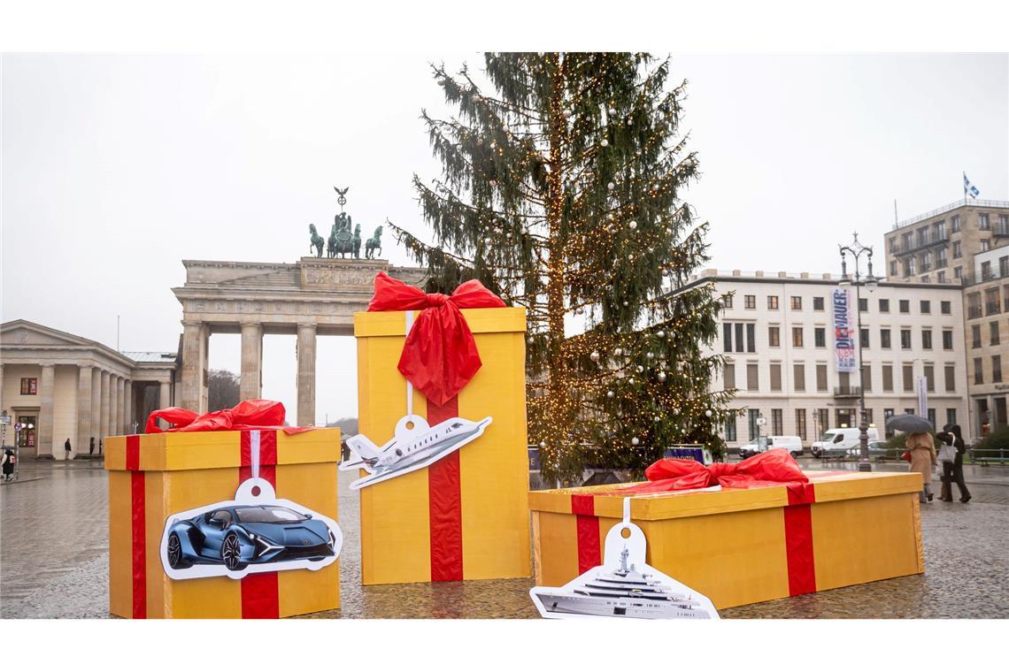 Greenpeace will Superreiche fürs Klima besteuern Greenpeace will Superreiche mit Privatjets, Superyachten und Luxuswagen stärker besteuern.