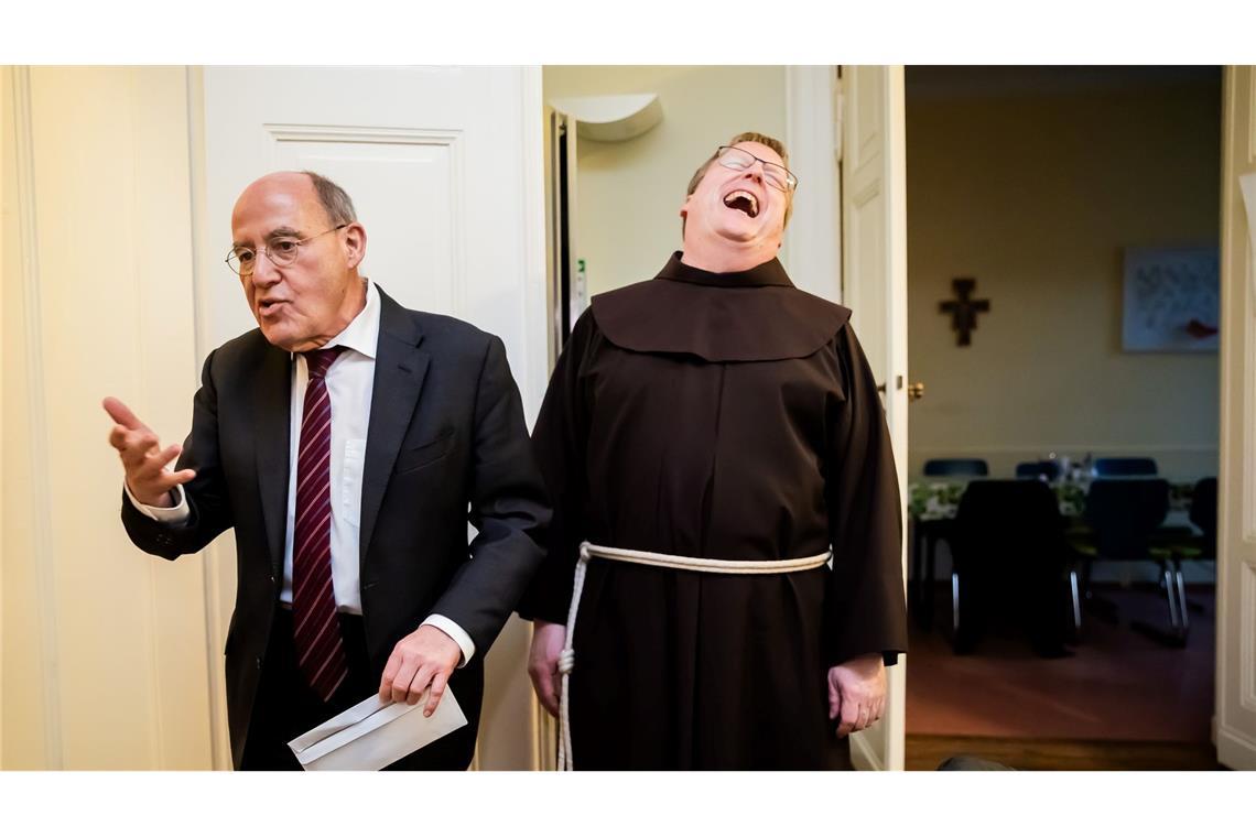 Bilder des Tages Gregor Gysi (Die Linke, l), Direktkandidat für Berlin Treptow-Köpenick, bringt Bruder Christoph am Rande einer Kandidatenrunde in der Suppenküche des Franziskanerklosters in Berlin-Pankow zum lachen.