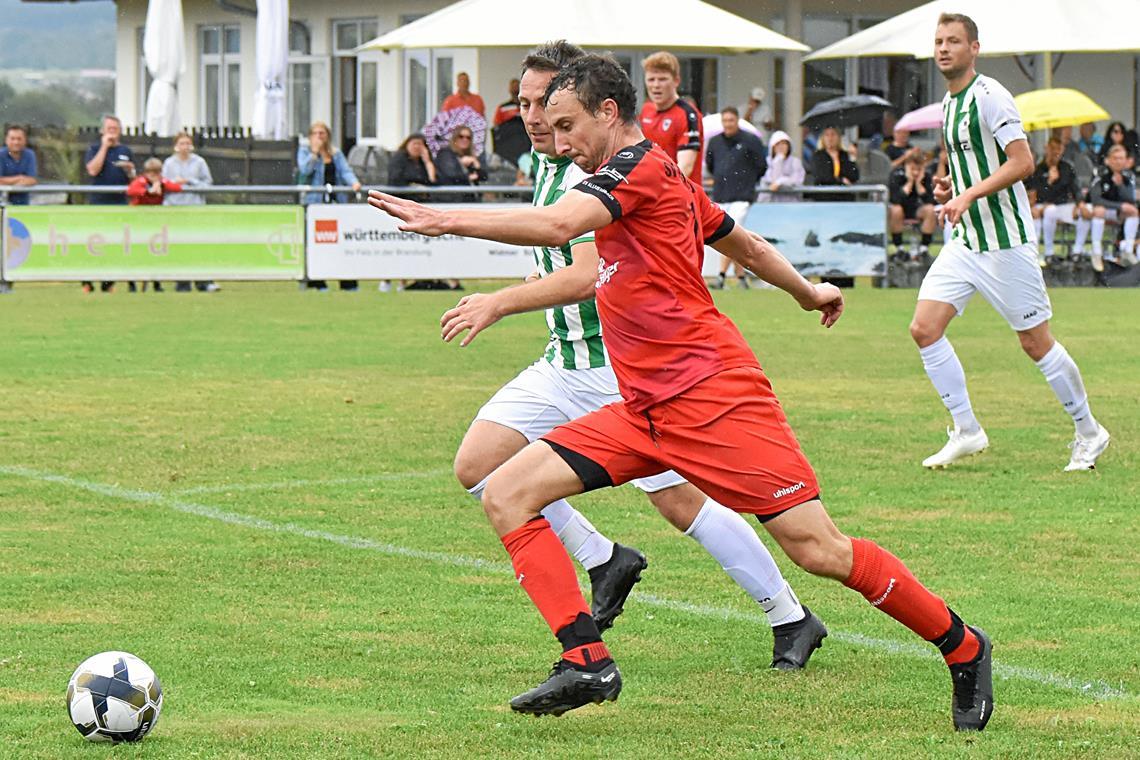 Fußball-Bezirksliga: Allmersbach ist im Topduell gefragt, Oppenweiler empfängt Neuling Welzheim Greifen morgen beim benachbarten Kontrahenten im Titelrennen Nellmersbach nach drei Punkten: Routinier Michael Heißwolf und der SV Allmersbach. Foto: Tobias Sellmaier