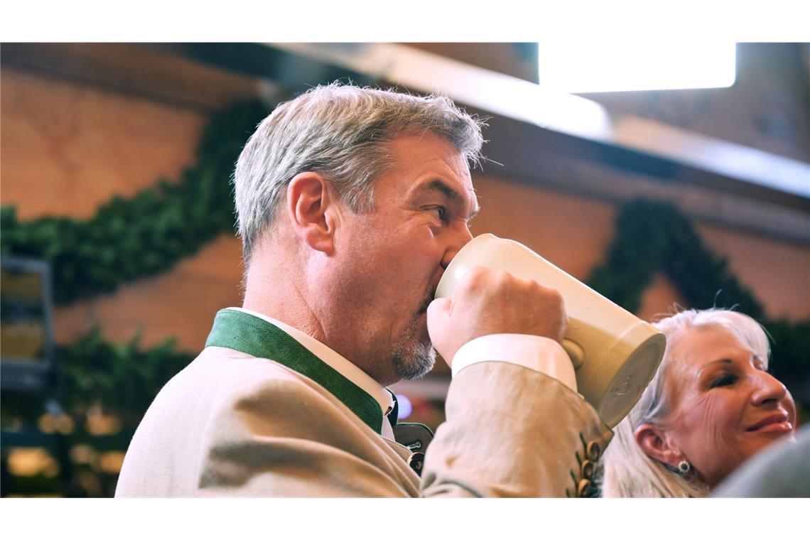 Markus Söder singt wieder – diesmal einen Wiesn-Hit Greift nicht nur zum Bierkrug sondern auch zum Mikrofon: Bayerns Ministerpräsident Markus Söder