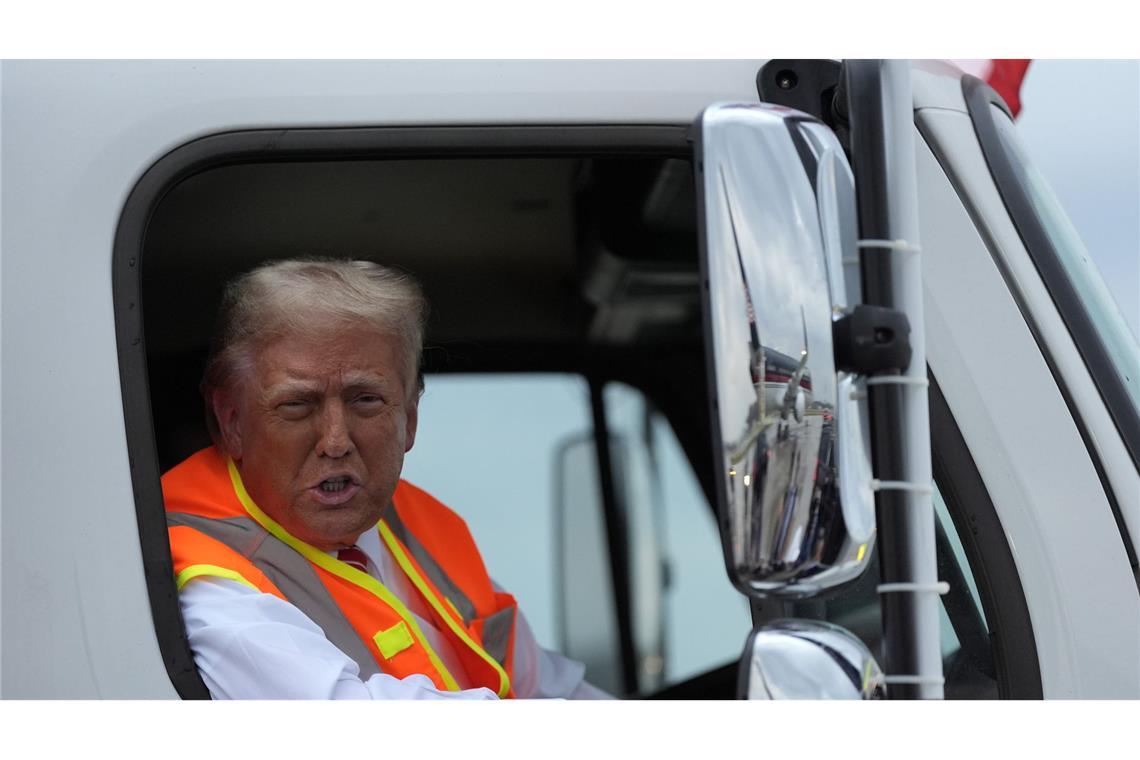 So erklärt Donald Trump seine Gesichtsfarbe Grelle Weste, orangefarbenes Gesicht: Donald Trump auf einer Wahlkampfveranstaltung Ende Oktober.
