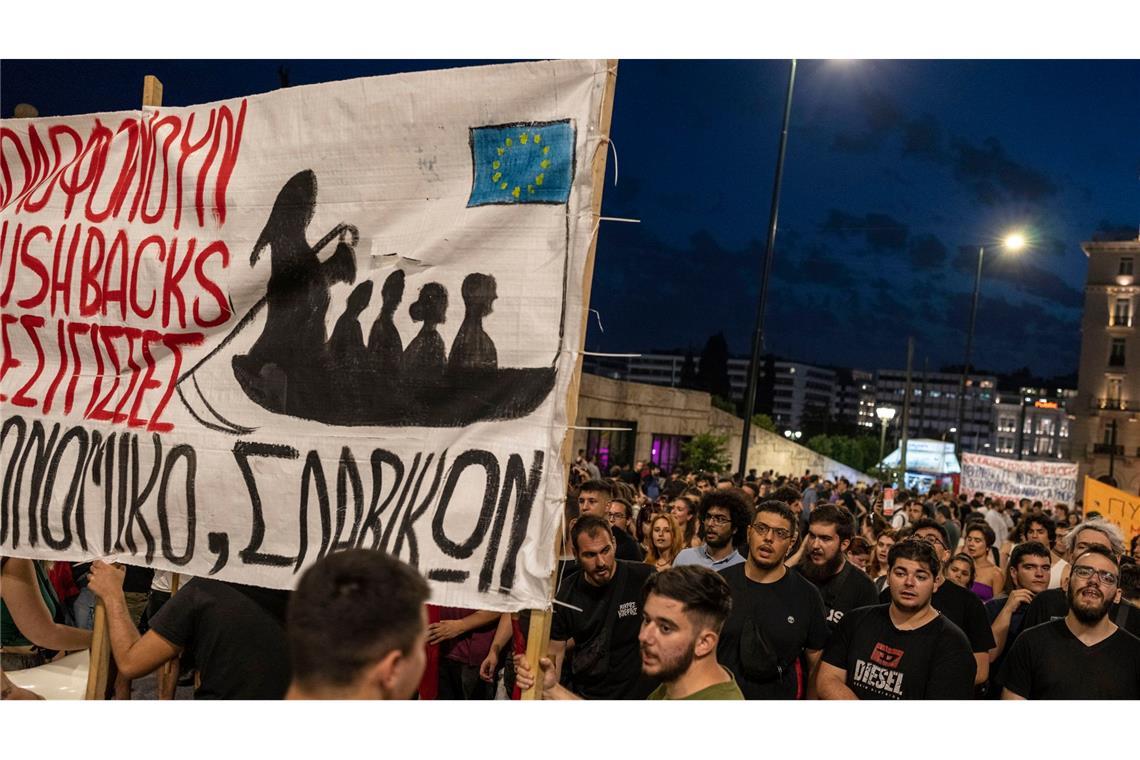 Bundesamt legt Flüchtlingen Rückkehr nach Griechenland nahe Griechenland ist eines der Hauptzielländer von Migranten, die mit Schleuserbooten nach Europa gelangen wollen. Dabei kommt es immer wieder vor, dass Boote im Mittelmeer kentern und Geflüchtete sterben. (Archivbild)