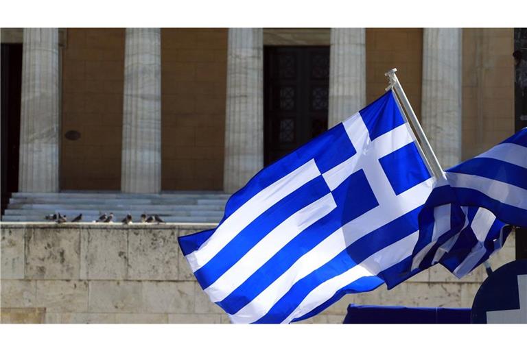 Griechische Fahnen wehen vor dem Parlament in Athen.