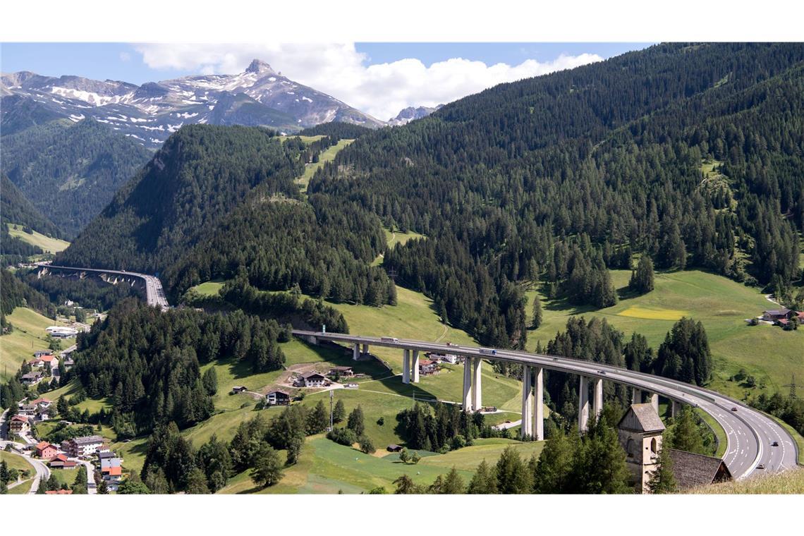 Gries: Autos und LKW fahren über den Brenner (Autobahn A13).
