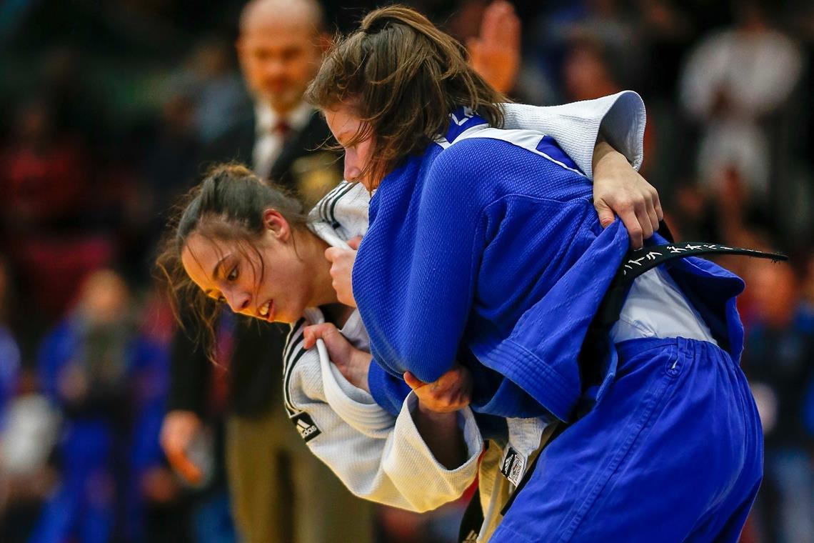 Katharina Menz bejubelt EM-Bronze Griff in Prag richtig zu: Katharina Menz (links), die ihre erste EM-Medaille gewann. Foto: A. Becher
