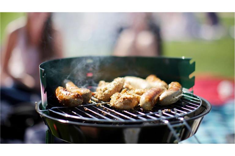 Grillfans können sich auf ideale Temperaturen am Wochenende freuen. (Symbolbild)