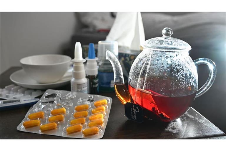 Grippe: ARCHIV - 29.10.2023, Baden-Württemberg, Stuttgart: Medikamente und eine Kanne und Tasse Tee zur Bekämpfung einer Erkältung sind auf einem Nachttisch aufgestellt. (zu dpa: «Erkältung, Grippe und Co: Wie sieht es in Thüringen aus?») Foto: Bernd Weißbrod/dpa +++ dpa-Bildfunk +++