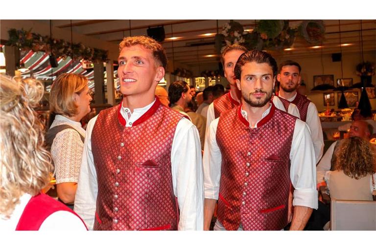 Grischa Prömel, Leonidas Stergiou und Dennis Seimen am Montagabend im Festzelt auf dem Cannstatter Wasen.