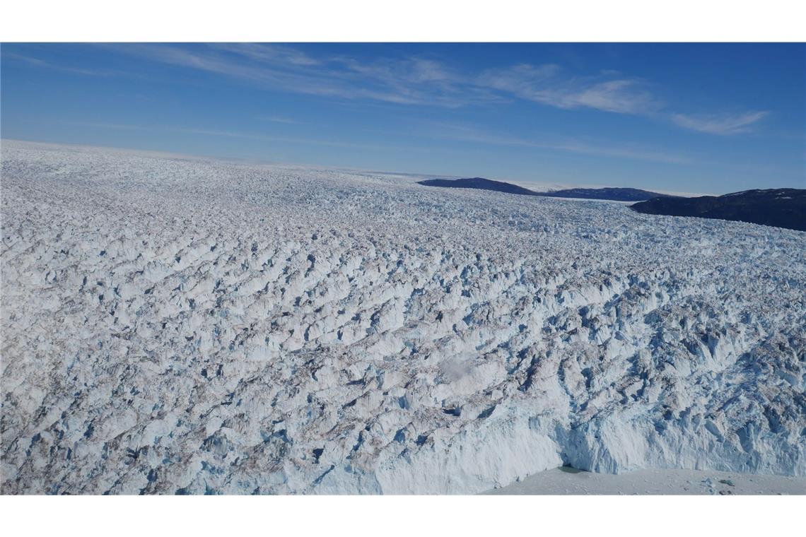 Risse im grönländischen Eisschild wachsen immer schneller Grönland hat der Studie zufolge seit 1992 bereits zu einem Anstieg des Meeresspiegels um etwa 14 Millimeter beigetragen.