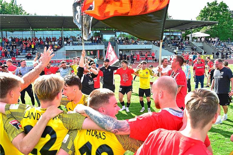Großaspach feiert in Fellbach neben der neunzigminütigen Meisterparty mit den Fans zusätzlich noch einen 3:0-Erfolg. Foto: Tobias Sellmaier
