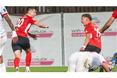 Großaspach Leon Maier jubelt über sein Tor zum 3:2 – doch Offenbach glich noch zum 3:3 aus.       
Foto: Baumann