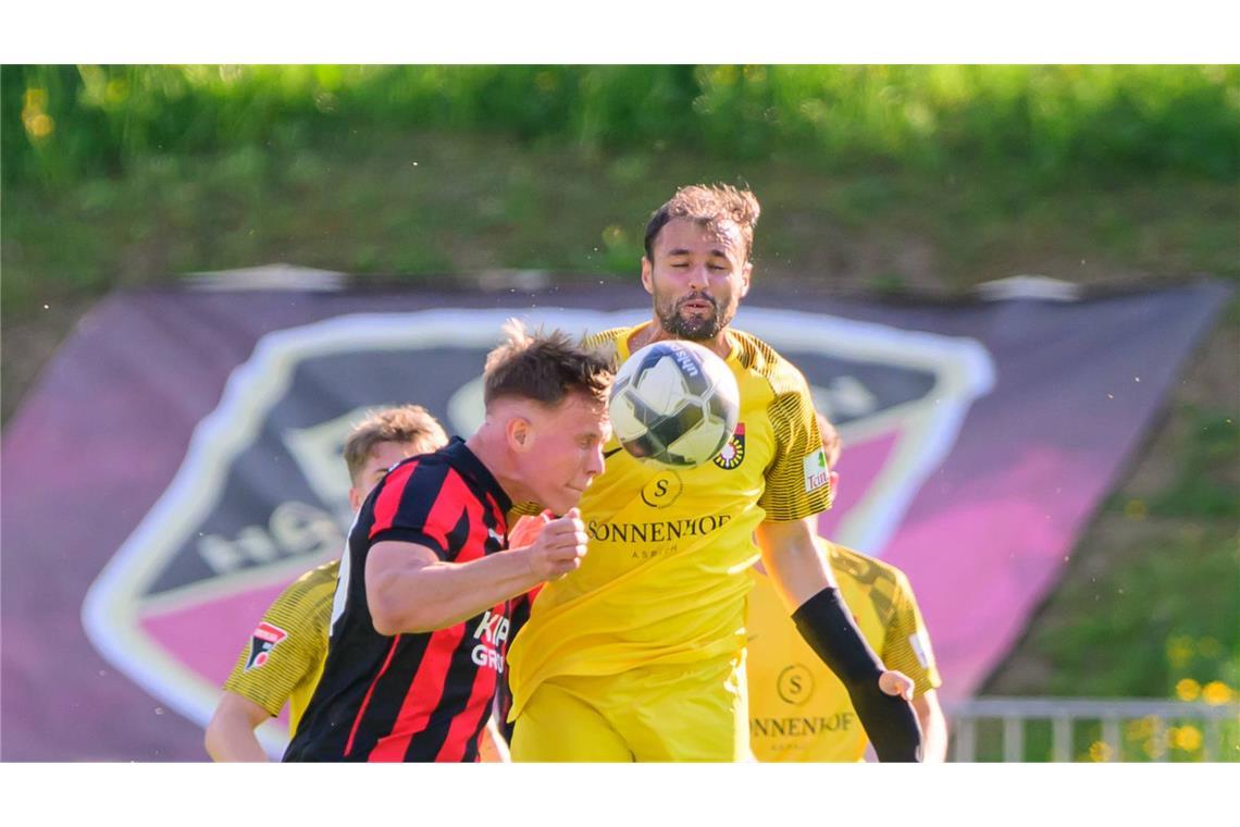 Großaspach Torjäger Fabian Eisele (re.) gegen Holzhausens Elias Wolf:  Umkämpftes WFV-Pokal-Halbfinale.      
Archivfoto: IMAGO/Eibner-Pressefoto/Andreas Ulmer