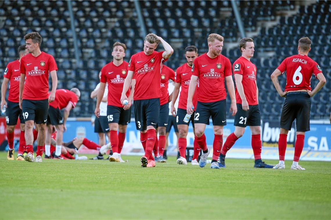 Erster Abstieg der SG-Geschichte steht fest Großaspachs Elf muss nach sechs Jahren in Liga drei den Gang in die Regionalliga antreten. Nach dem 1:2 zu Hause gegen Meppen ist der Abstieg sportlich nicht mehr zu verhindern. Foto: A. Becher