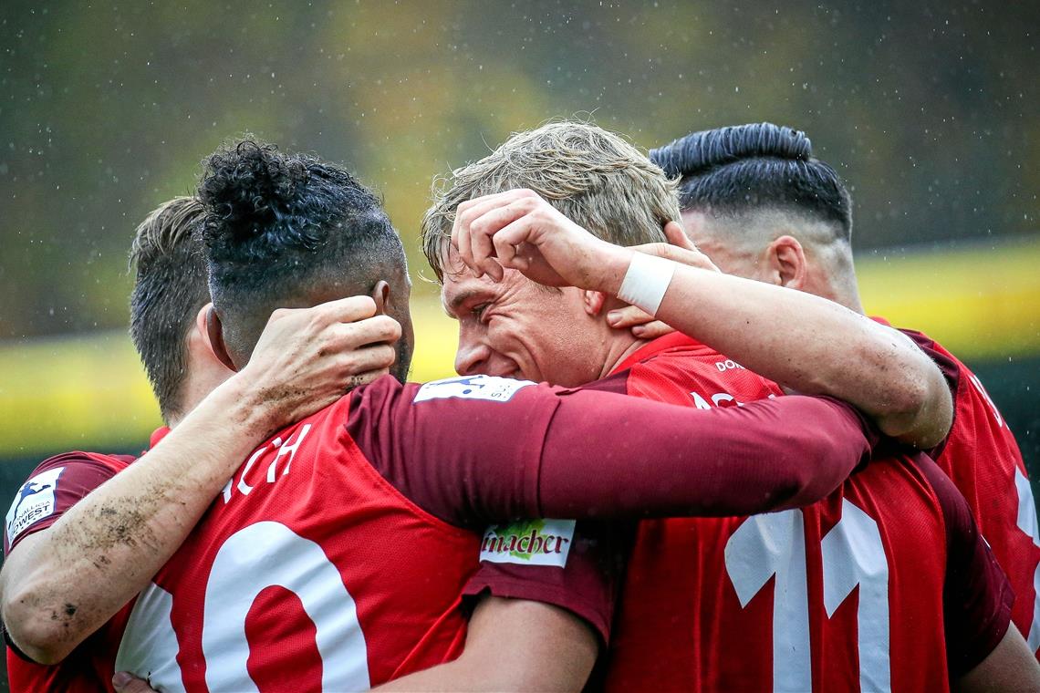 Großaspachs Fußballer um die beiden Torschützen Joel Gerezgiher (Zweiter von links) und Jan Ferdinand (Dritter von links) freuten sich über einen wichtigen 3:2-Sieg gegen Stadtallendorf. Foto: A. Becher.