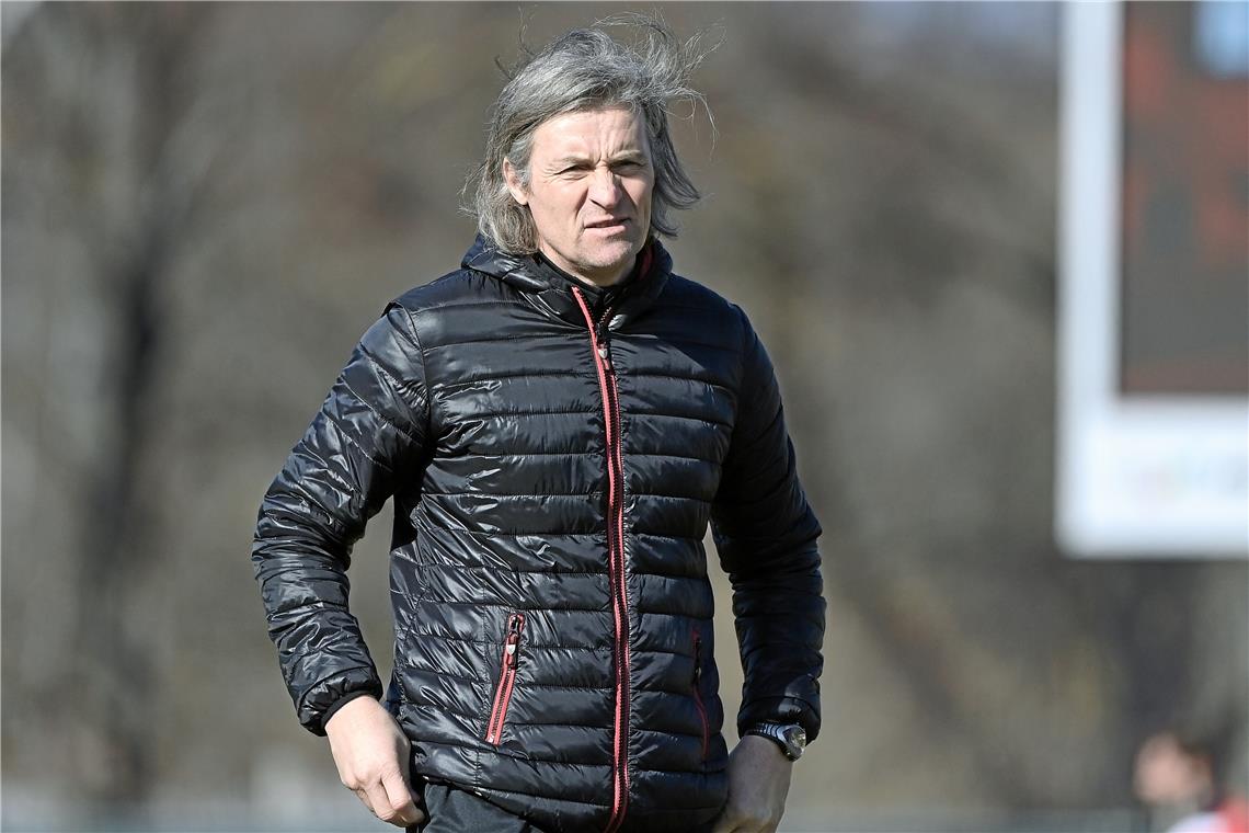 Ein bisschen Aufbruch, viel Altbekanntes Großaspachs neuer Trainer Walter Thomae war nicht mit allem einverstanden, was ihm seine Elf in Balingen präsentierte. Foto: B. Moschkon