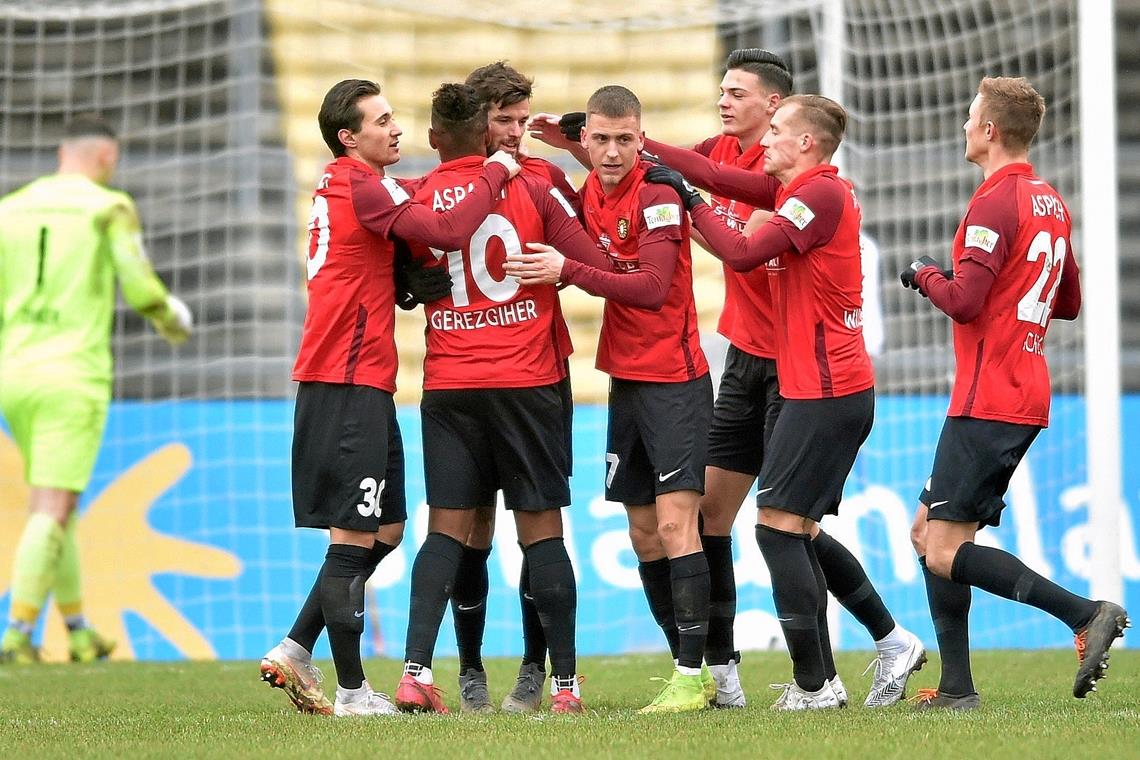 SG-Fußballer verlassen Abstiegsrang Großaspachs Nicolas Jüllich (Vierter von rechts) lässt sich für den verwandelten Foulelfmeter feiern. Foto: Eibner