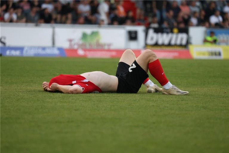 Großaspachs Oberliga-Fußballer waren nach dem bitteren Gegentreffer in letzter Minute am Boden zerstört. Foto: Alexander Becher