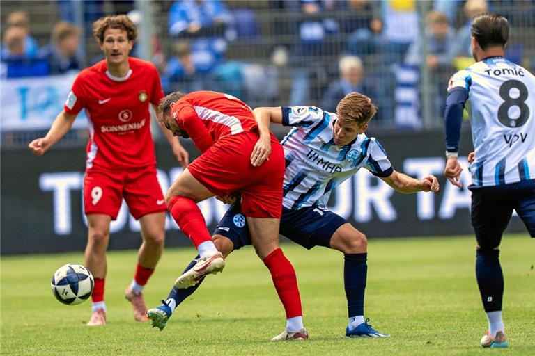 Großaspachs Offensive um Max Düwel (links) und Fabian Eisele hat gegen die Kickers-Abwehr und Nico Blank einen schweren Stand. Foto: Philipp Ziegler