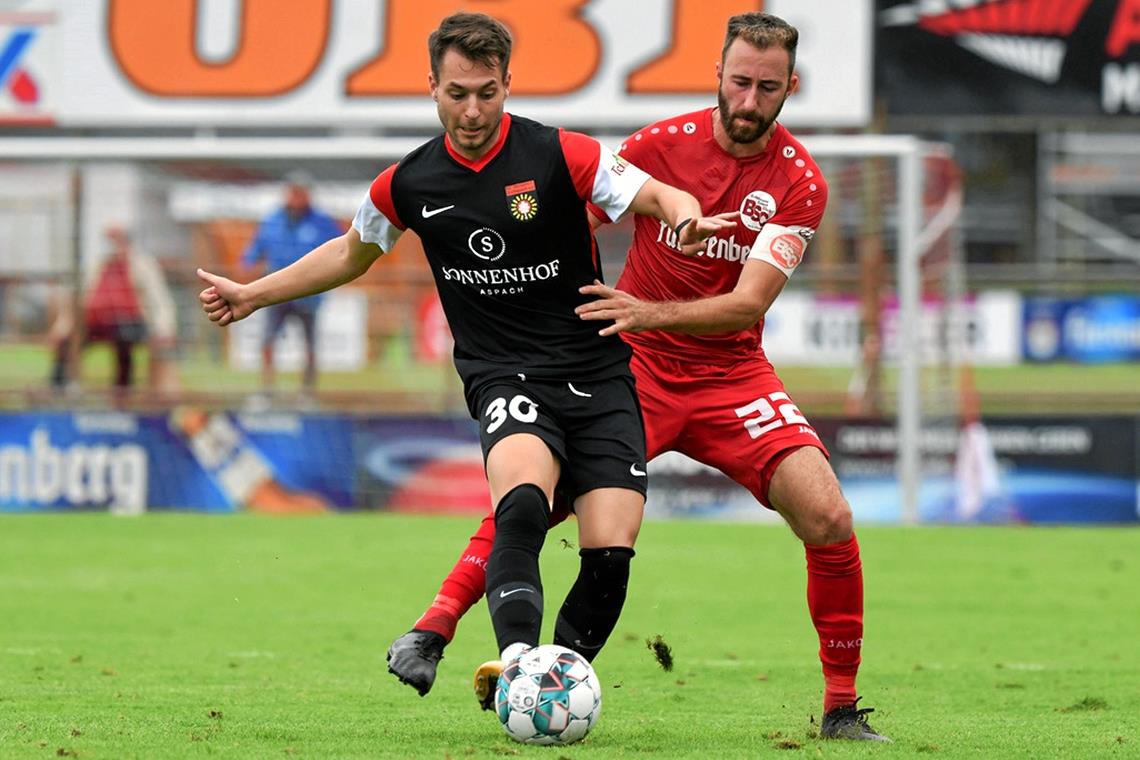 SG kassiert die zweite Saisonniederlage Großaspachs Zugang David Tomic (am Ball) wird eingewechselt und lässt dann die Chance zum Ausgleichstor liegen. Foto: Claus G. Stoll