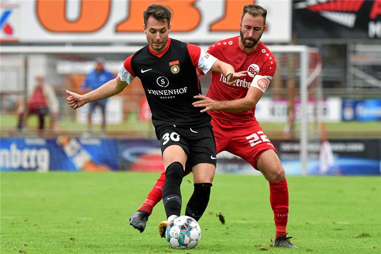 Großaspachs Zugang David Tomic (am Ball) wird eingewechselt und lässt dann die Chance zum Ausgleichstor liegen. Foto: Claus G. Stoll