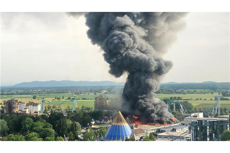 Großbrand im Europa-Park: Das Feuer, das die Attraktion „Piraten von Batavia“ zerstörte, gehört zu den verheerendsten, die der Freizeitpark erlebte.