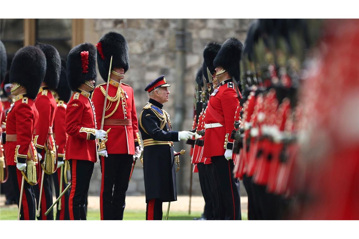 Bilder des Tages Großbritanniens König Charles III., Oberst der Coldstream Guards, inspiziert das Regiment während einer Zeremonie zur Übergabe neuer Fahnen an das 1. und 2. Bataillon der Coldstream Guards auf Schloss Windsor.