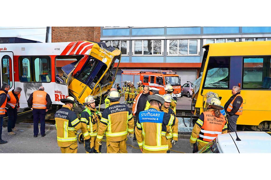 Aus Stadtbahn auf die Gleise geschleudert Große Betroffenheit nach der Kollision: Rettungskräfte sichten am 23. Februar 2024 die Unfallstelle.