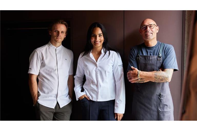 Große Freude: Das alte Team im neuen Restaurant: Küchenchef Tim Ostertag, Spitzenköchin Alina Meissner-Bebrout und Sommelier Holger Baier (von links nach rechts) haben den Michelin-Stern auch in die Kohlgasse gebracht.