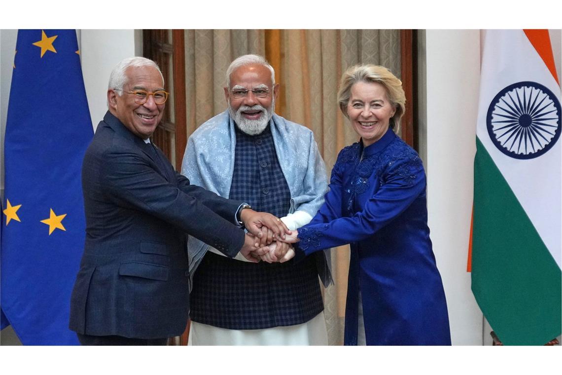 Große Freude in Neu Delhi. Der indische Ministerpräsident Narendra Modi (Mitte), der Präsident des Europäischen Rates Antonio Costa und die Präsidentin der Europäischen Kommission Ursula von der Leyen besiegeln ein richtungsweisende Handelsabkommen.