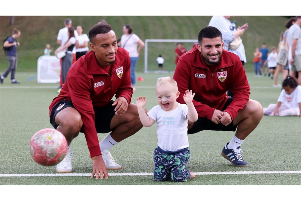 Große Freude in Tannheim&nbsp;– Jamie Leweling und Deniz Undav auf dem Kunstrasen mit den Kindern.