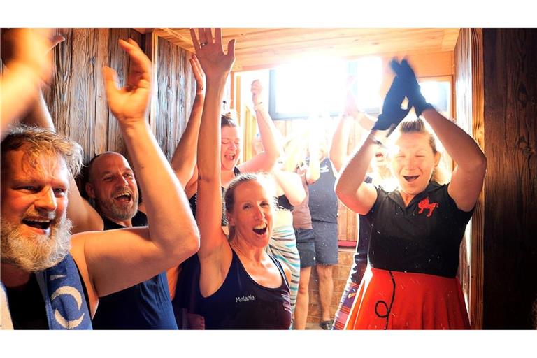 Große Freude nach dem erfolgreichen Sauna-Weltrekordversuch in Ostfriesland.