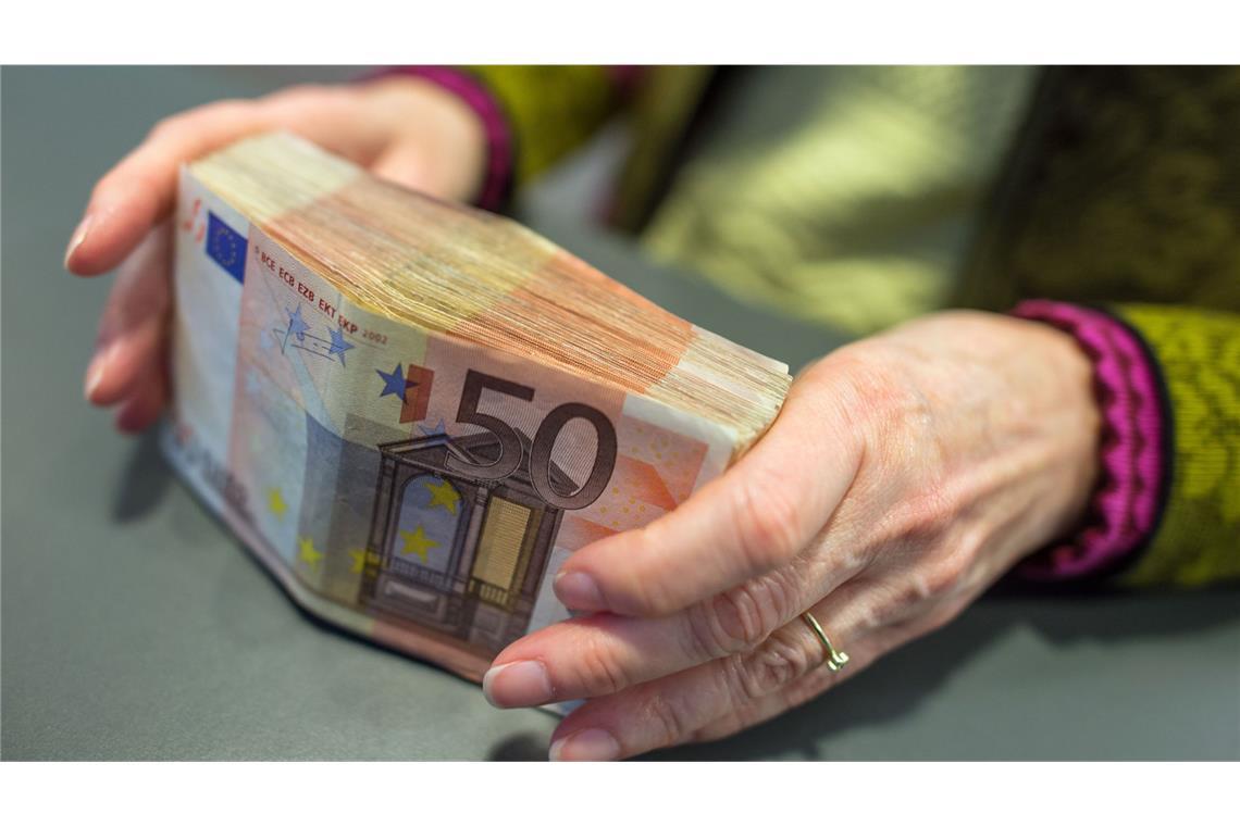 Große Geldbündel gehören der Vergangenheit an. In nicht allzu ferner Zukunft soll auch mit dem digitalen Euro bezahlt werden können.