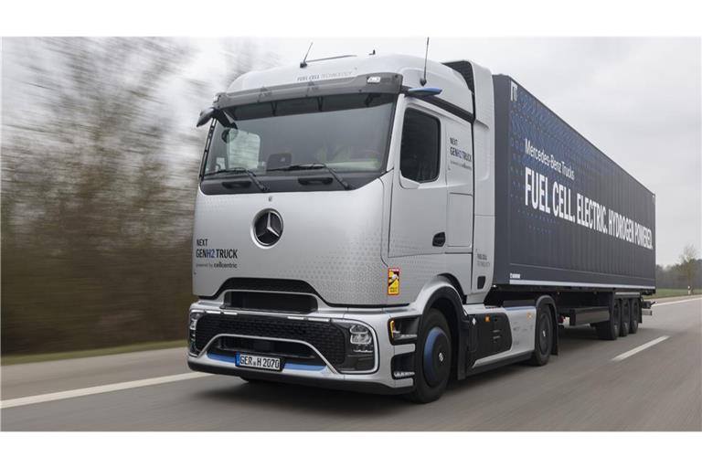 Große Reichweite für schwere Lasten: Daimlers NextGenH2-Truck fährt mit Wasserstoff statt Diesel und schafft mit vollen Tanks bis zu 1.000 Kilometer am Stück.