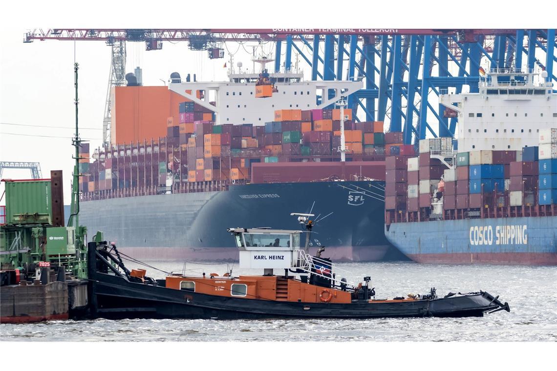 Warnstreiks stoppen Flieger, Schiffe und Fähren Große Schiffe, die auf Lotsen angewiesen sind, konnten in Hamburg nicht fahren.