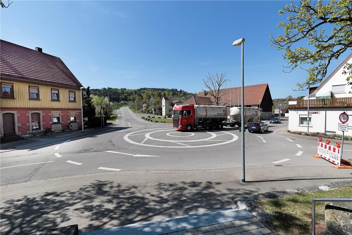 Große Zugmaschinen müssen den Kreisverkehr in Kirchenkirnberg überfahren. Damit dies auch künftig ohne Lärm geschieht, soll die Mittelinsel nicht erhöht werden. Foto: Jörg Fiedler