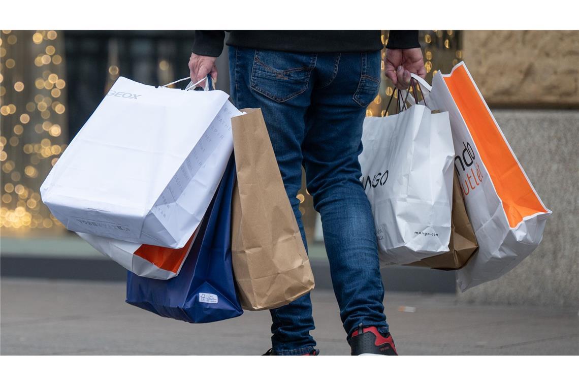 Nachhaltige Geschenke sind Kunden nur wenig Aufpreis wert Großeinkauf vor Weihnachten: Nur eine Minderheit ist bereit, für nachhaltige Geschenke deutlich mehr zu bezahlen.