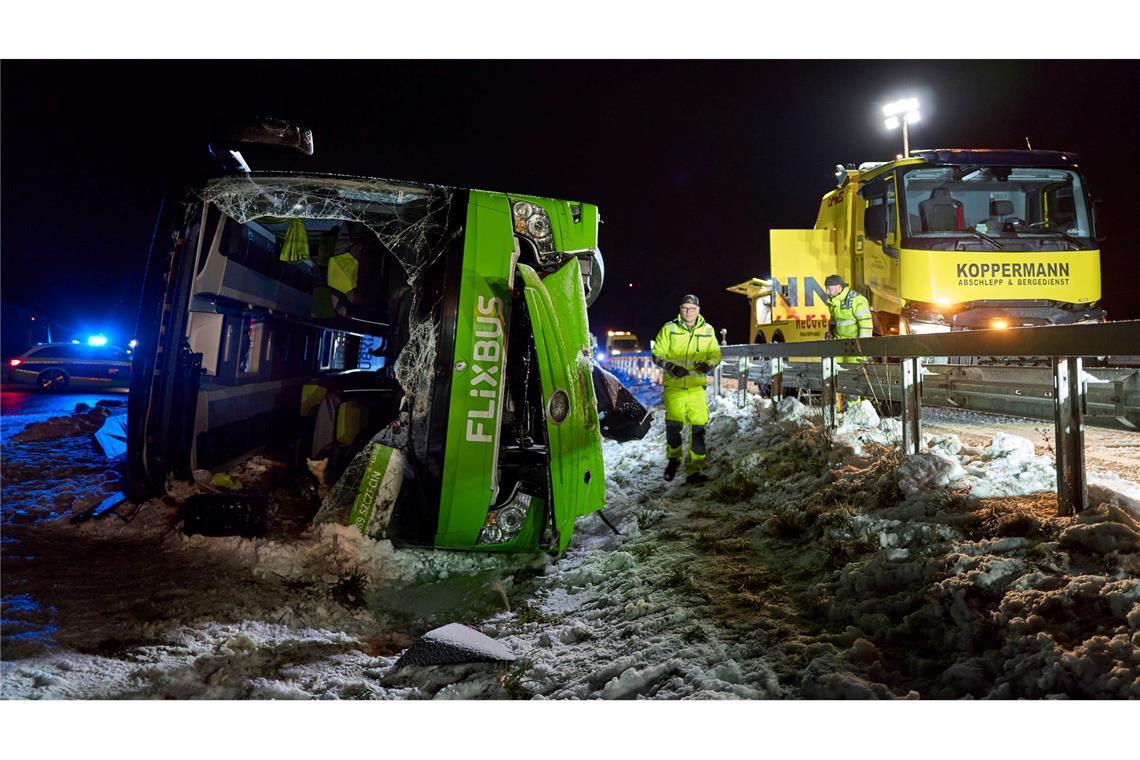 Tote und Verletzte bei Busunfall - Wind und Glätte Schuld? Großeinsatz auf der A11: An einem Parkplatz im Nordosten Brandenburgs sterben bei einem Busunfall zwei Menschen.