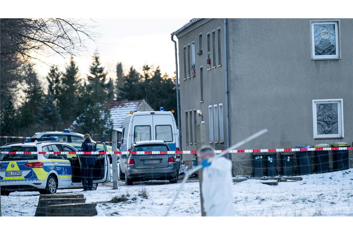 Stichattacke: Zwei Tote und zwei Verletzte in Brandenburg Großeinsatz in einem kleinen Dorf in der Uckermark: Die Polizei muss ein Gewaltverbrechen aufklären.