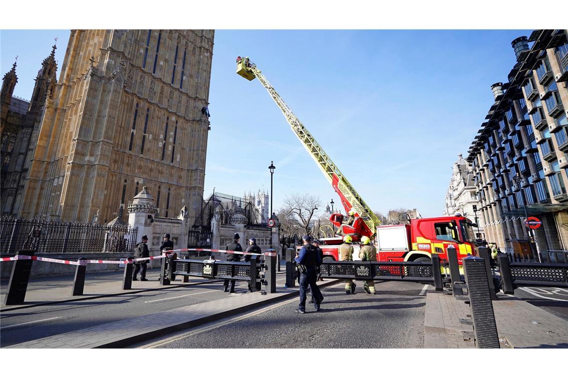 Protest am Big Ben: Mann mit Palästinaflagge auf Turm Großeinsatz in London: Ein Mann ist auf den Turm mit der Glocke Big Ben geklettert.